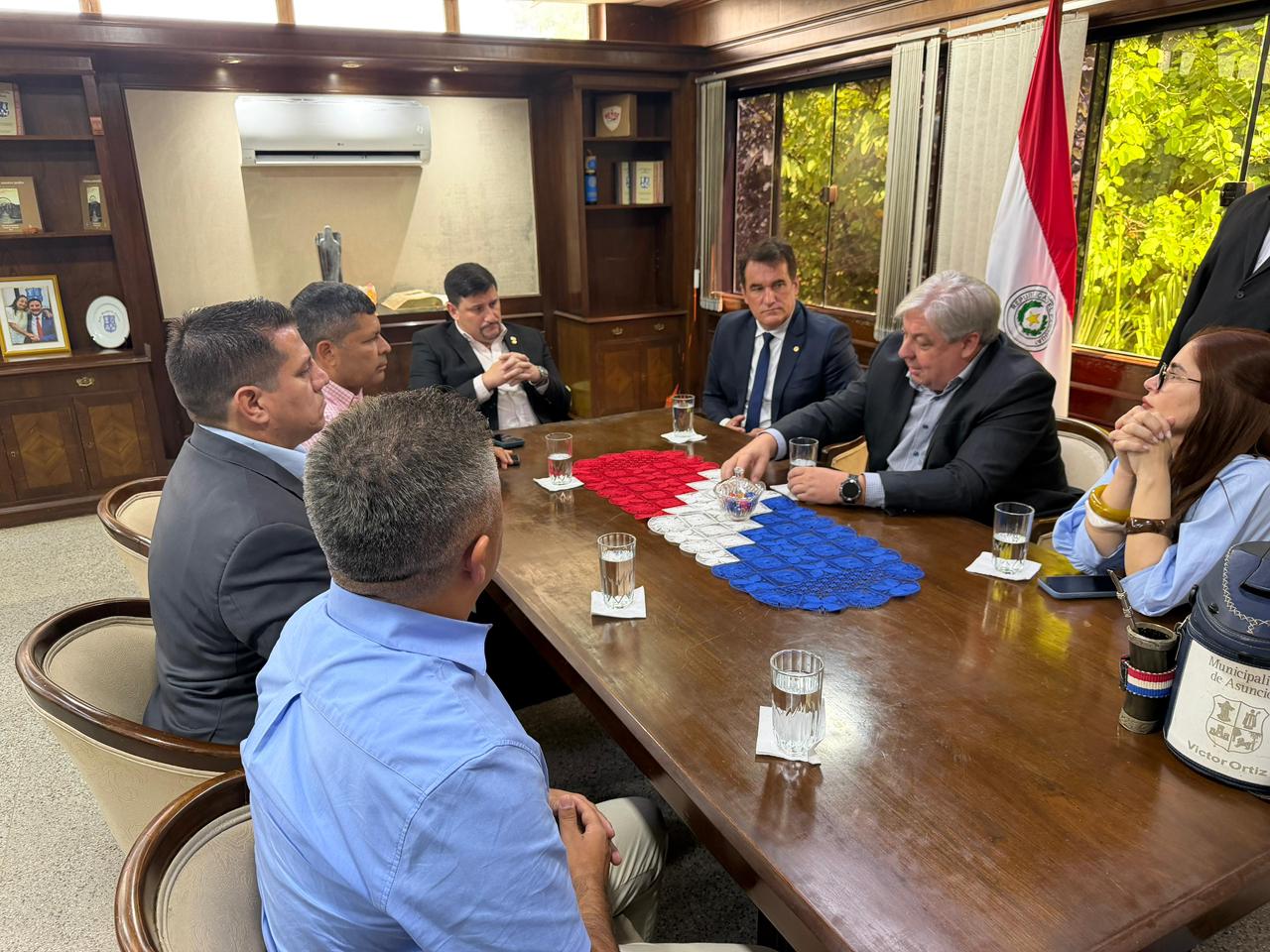 Encontro no Legislativo local controu com a participação do presidente da Associação Comercial do Paraná, Paulo Mourão. Foto: Junta Municipal de Assunção.