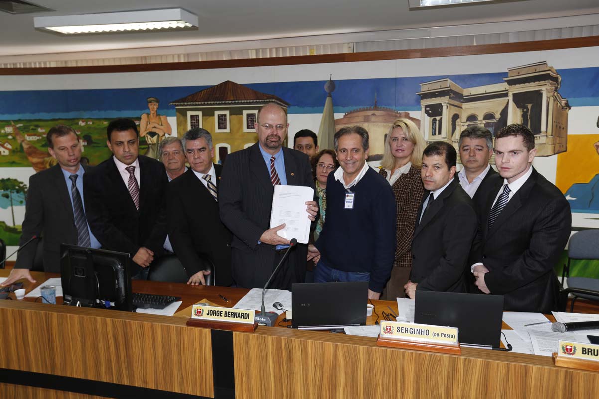  Parecer feito por sindicatos é entregue à CPI do Transporte 