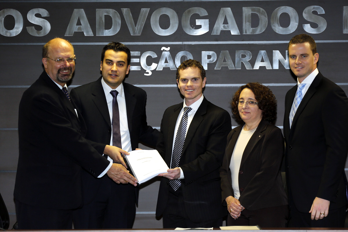  Relatório final da CPI é entregue à OAB e Receita Federal 