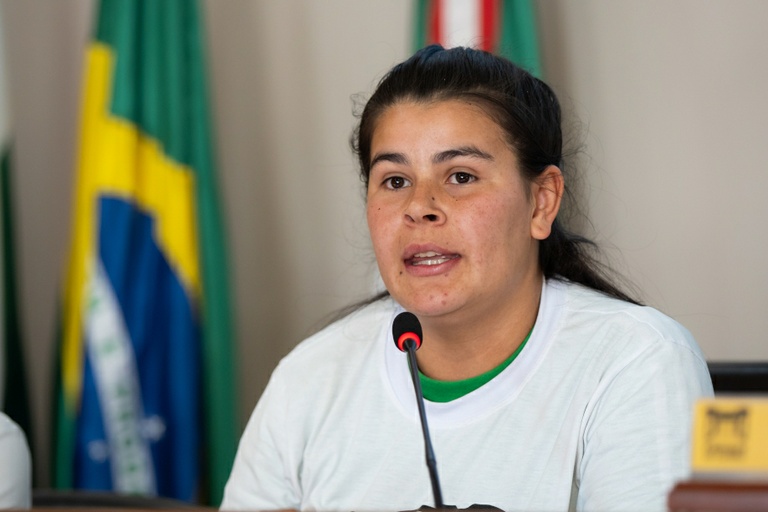 “A indiferença com quem vive em ocupações é um absurdo”, diz ativista na Tribuna Livre