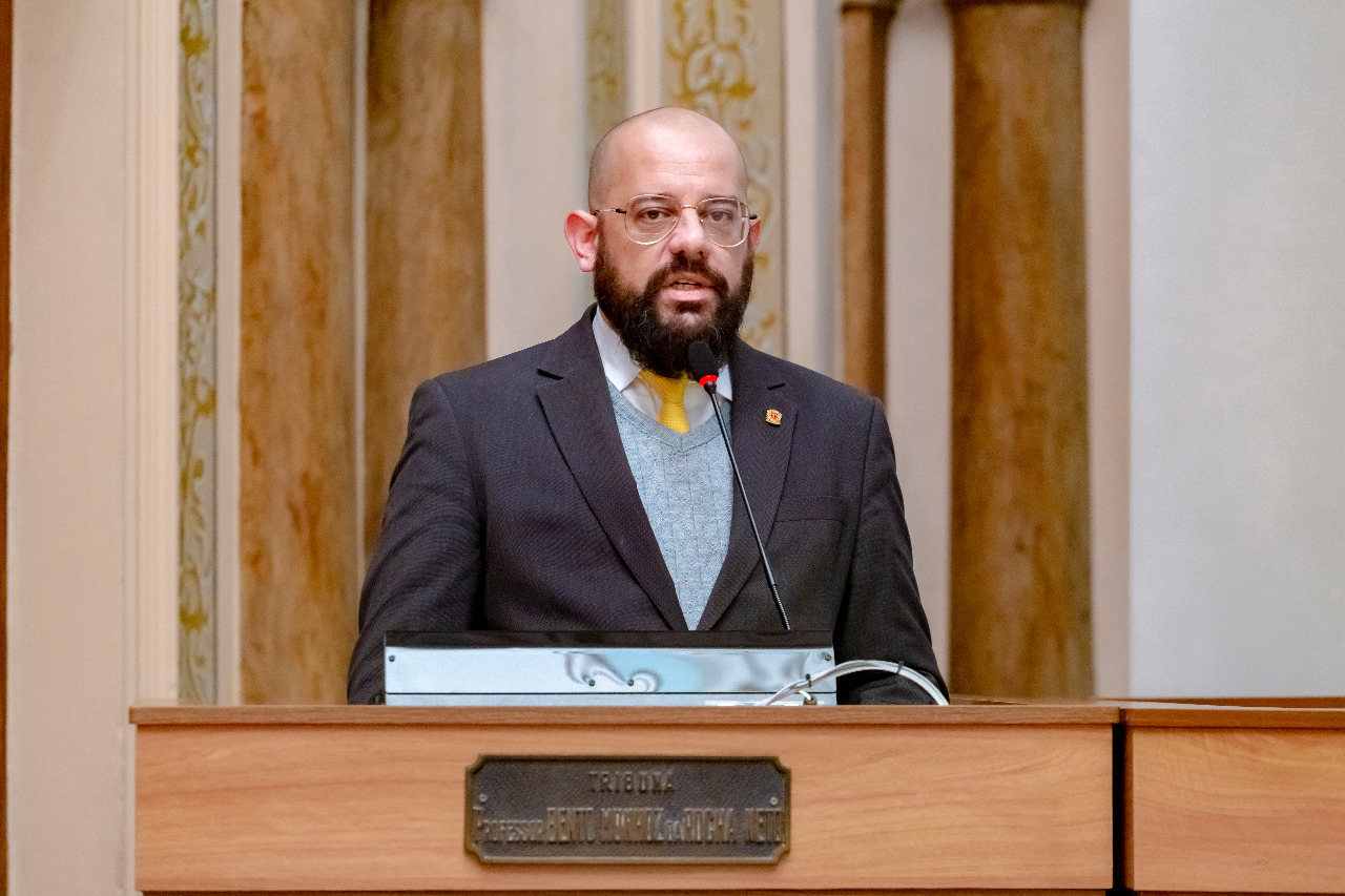 “Nunca devia ter saído”, diz Eder Borges ao reassumir mandato na CMC