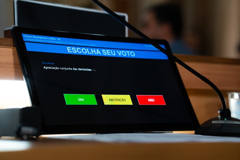 Cidadania a comerciante e homenagens vão à sanção