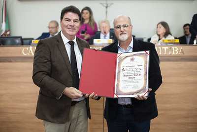 Rodrigo Reis entrega homenagem a Francisco José de Souza