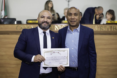 João da 5 Irmãos entrega homenagem a Ozires Oliveira