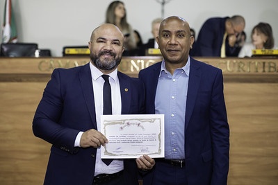 João da 5 Irmãos entrega homenagem a Ozires Oliveira