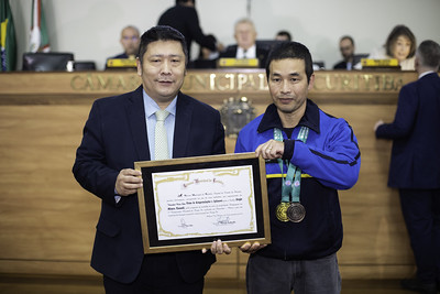 Nori Seto entrega homenagem a atleta do Kung Fu