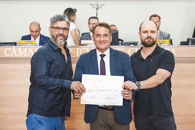 Tico Kuzma entrega homenagem à Loja São José Celulares Tico Kuzma entrega homenagem à Loja São José Celulares