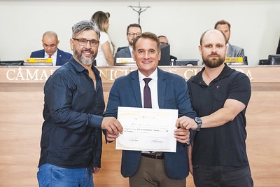 Tico Kuzma entrega homenagem à Loja São José Celulares