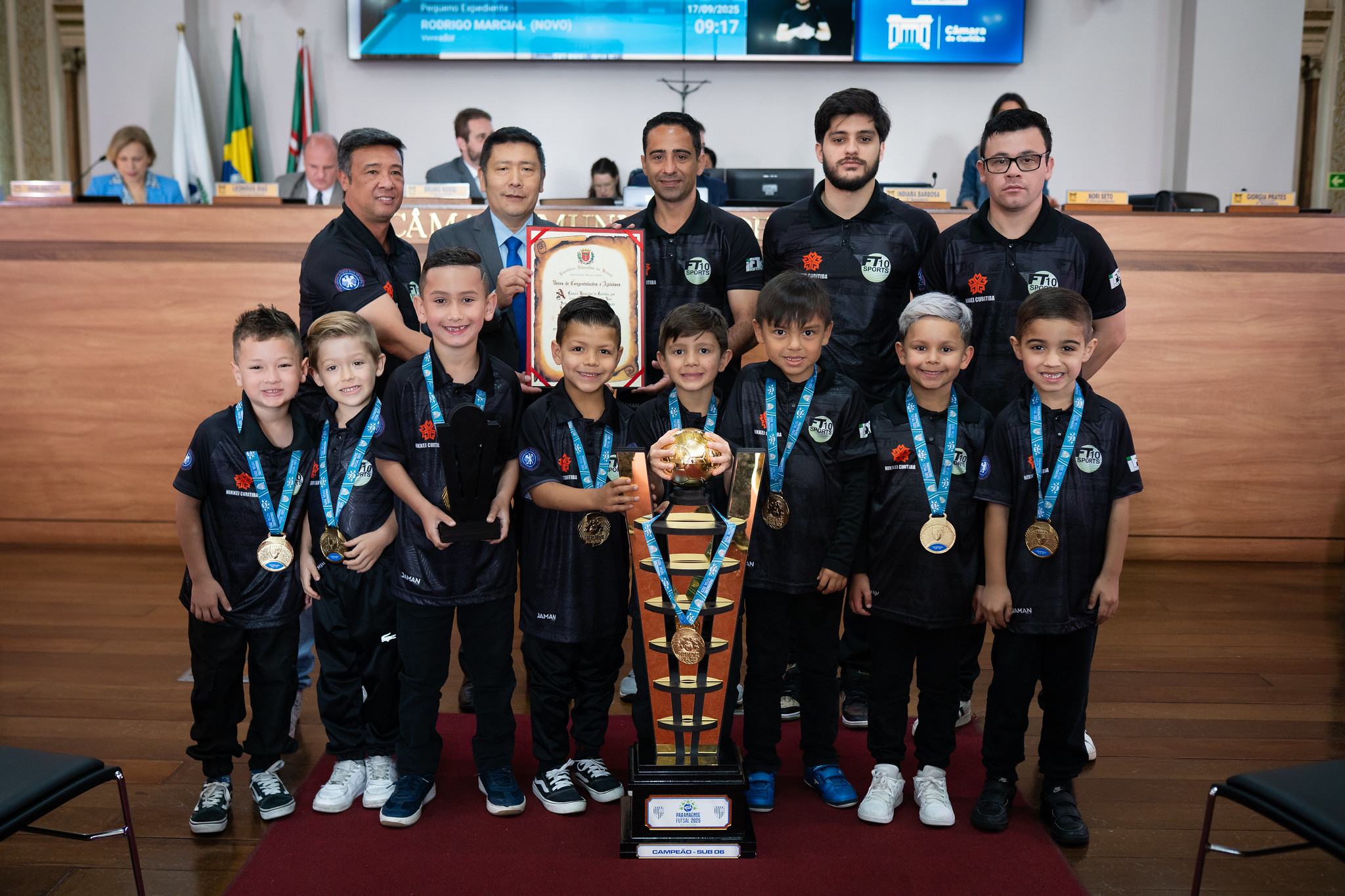 Nori Seto e a equipe de atletas