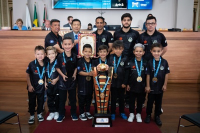 Nori Seto e a equipe de atletas