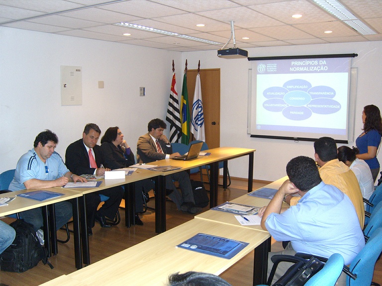 ABNT instala comissão para fixar normas aos infláveis 