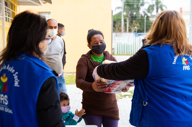 Abrace Curitiba: CMC entrega 200 cestas básicas na Vila Torres