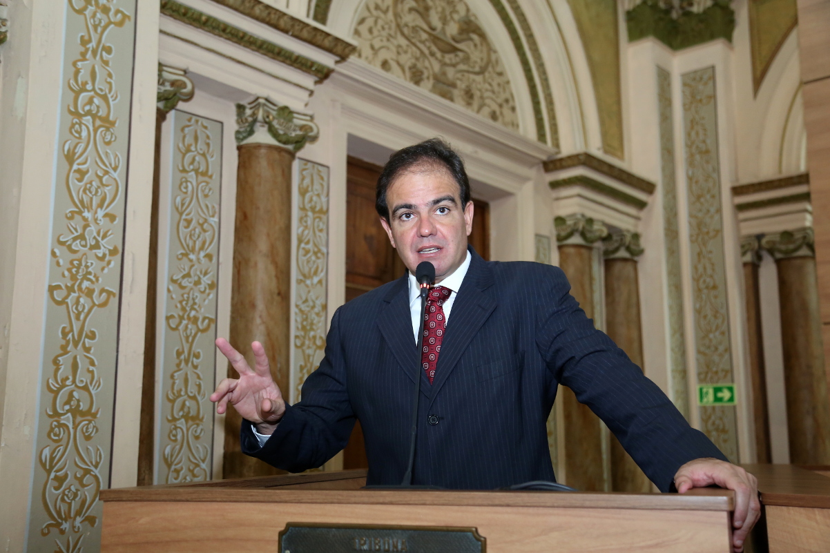 Acatada mudança em lei contra álcool a pessoa armada na balada