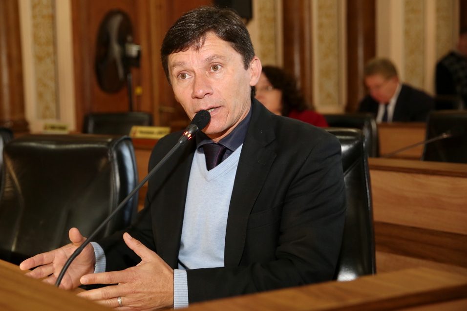 Acatados 3 projetos em 1º turno; adiada mudança na Lei das Antenas