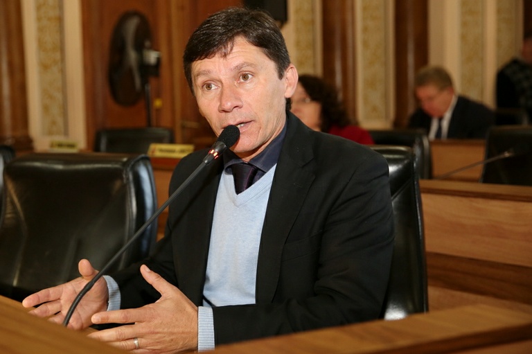 Acatados 3 projetos em 1º turno; adiada mudança na Lei das Antenas