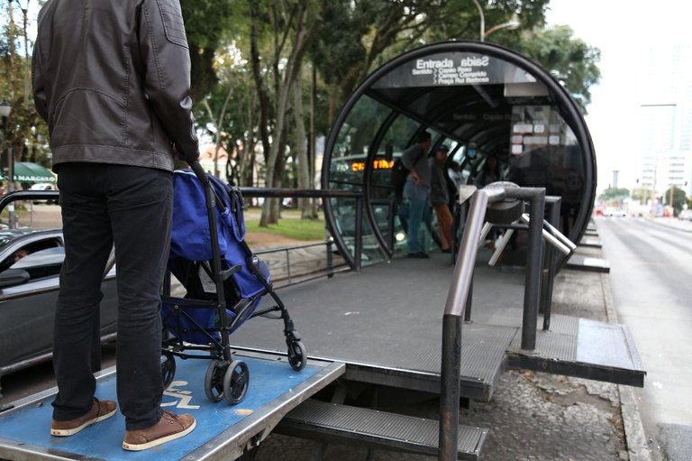 Acessibilidade a carrinhos de bebê no transporte público vai a plenário