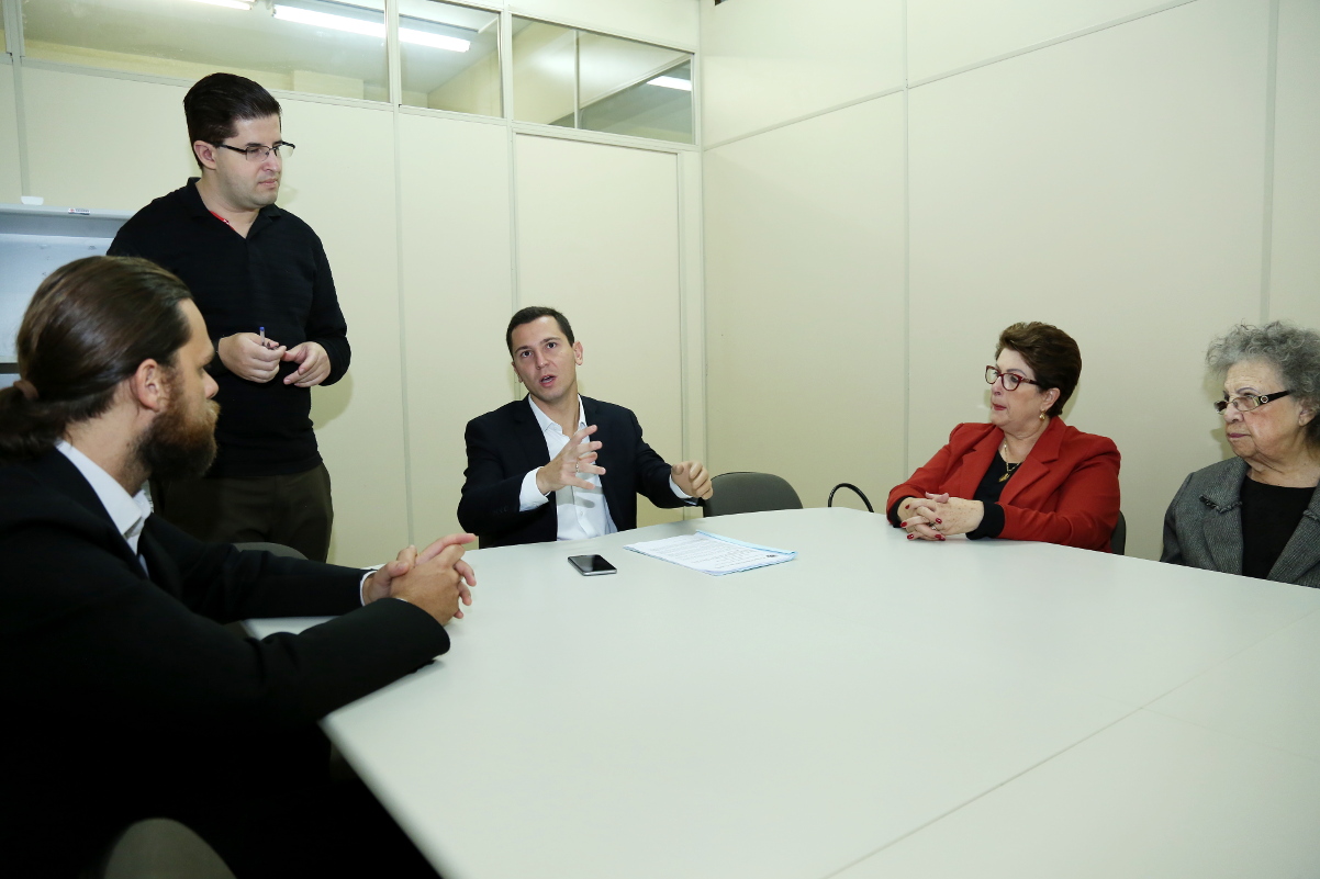 Acessibilidade acata intérprete de Libras em shoppings e bancos 