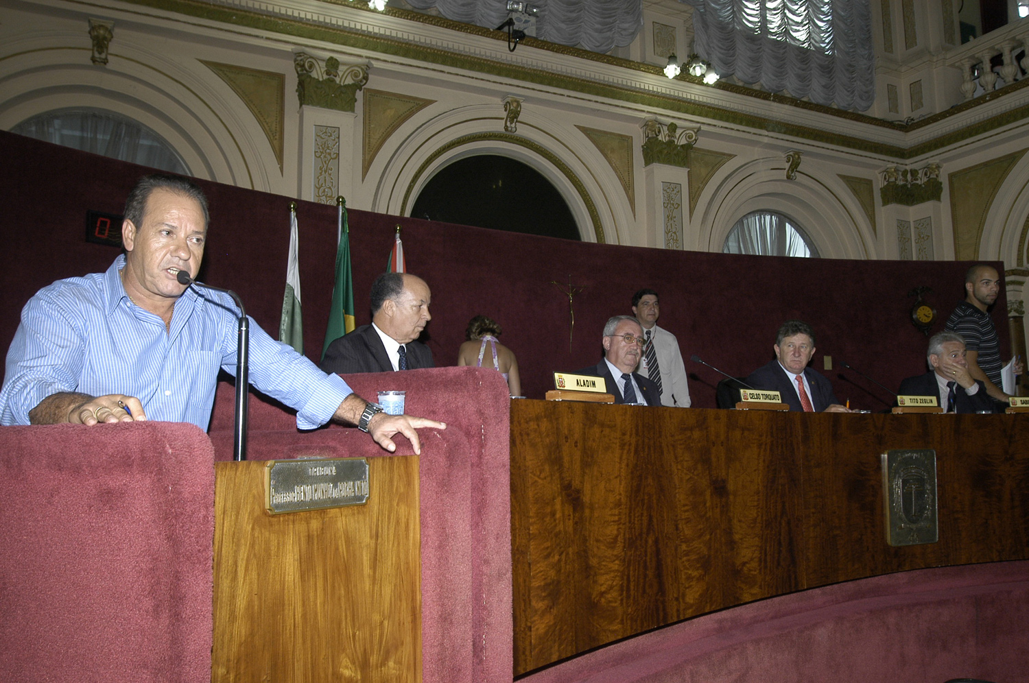 Aciolli pede aumento de salário para policiais civis 