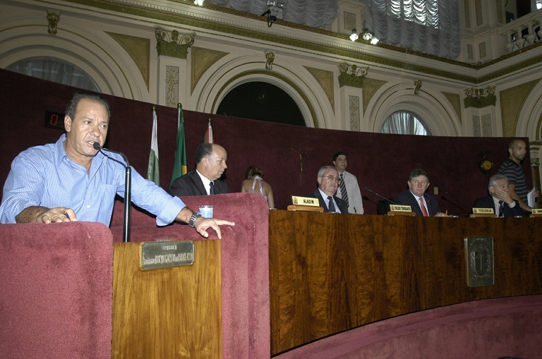 Aciolli pede aumento de salário para policiais civis 
