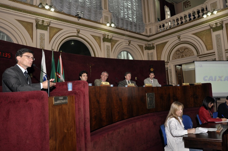 Ações da Caixa Econômica apresentadas em plenário  