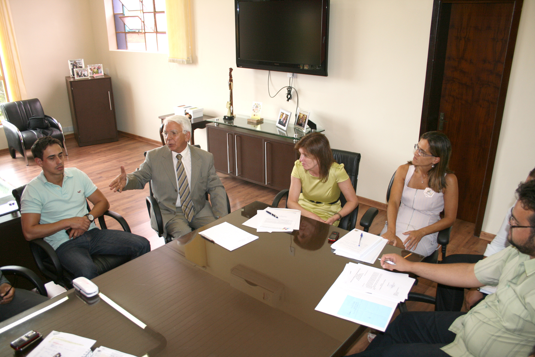 Ações sociais e parcerias debatidas em reunião 