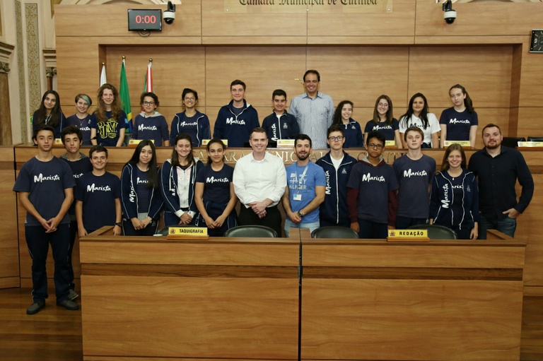 Adolescentes simulam votação em plenário
