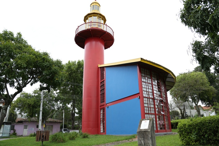 "Adote uma Escola" prevê publicidade em CMAEs e Faróis do Saber