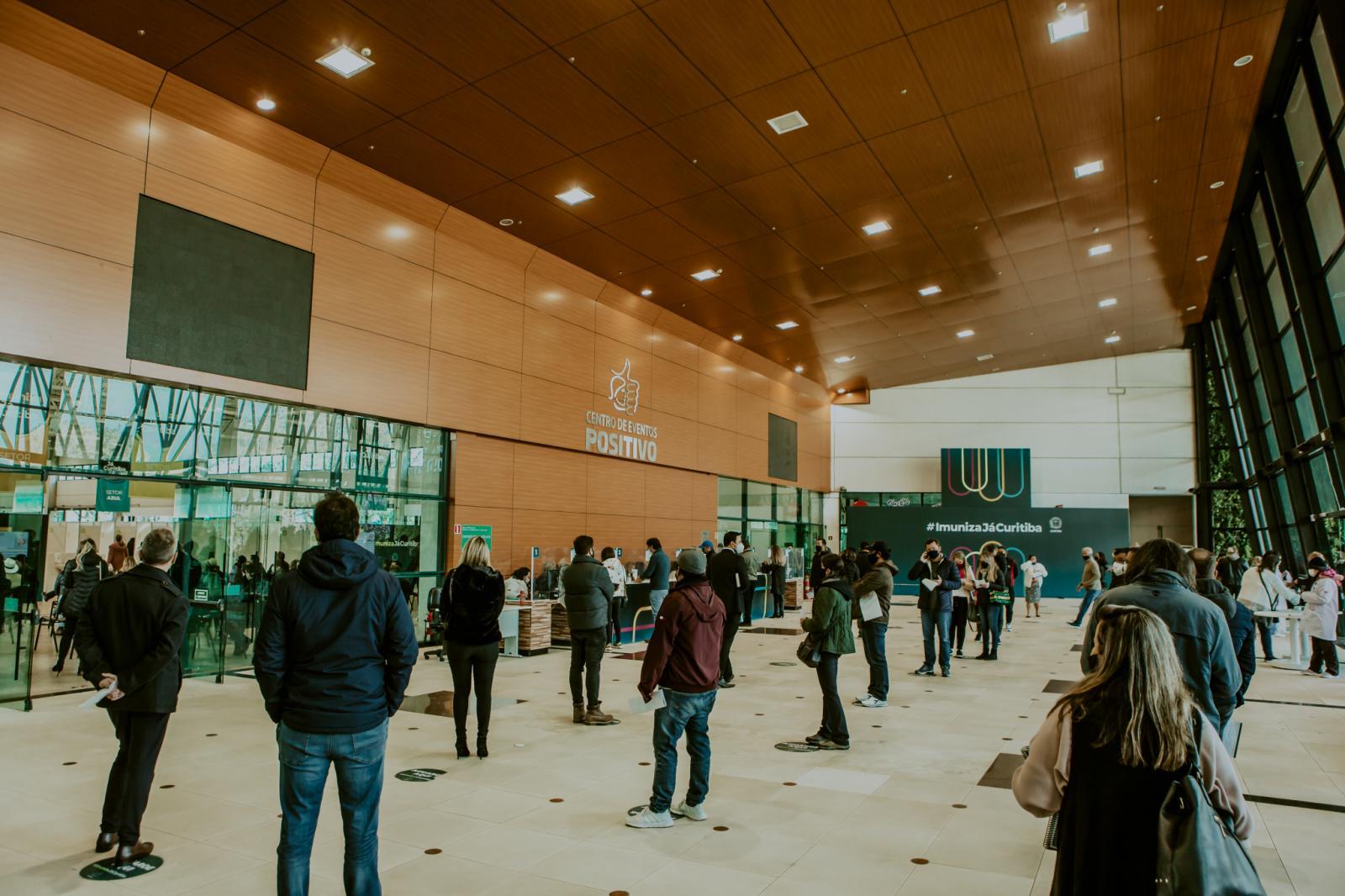 Aglomeração irregular pode levar à perda de prioridade na fila da vacina