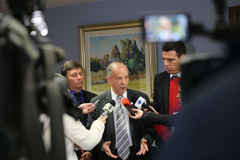 Ailton Araújo: "Por que pagamos 60% a mais aos procuradores?"