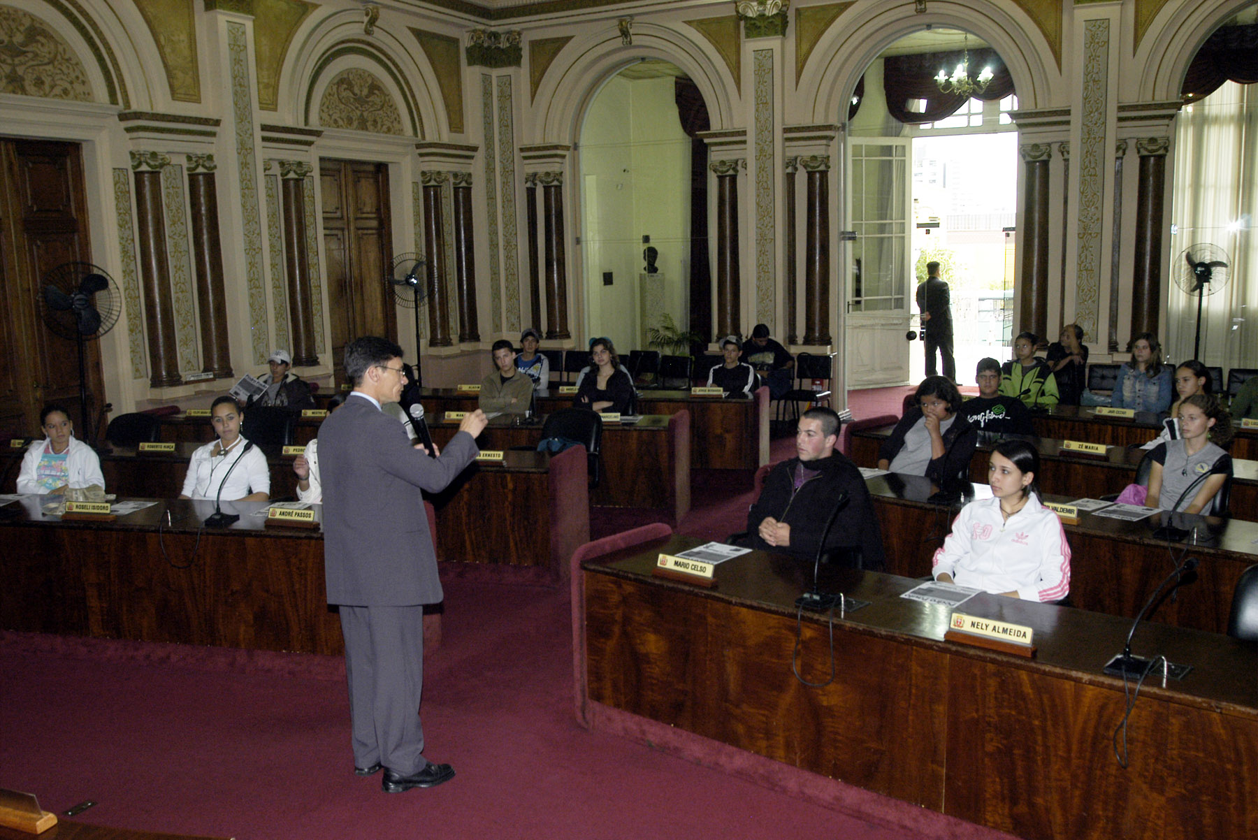 Alunos aprendem sobre leis e entregam abaixo-assinado 