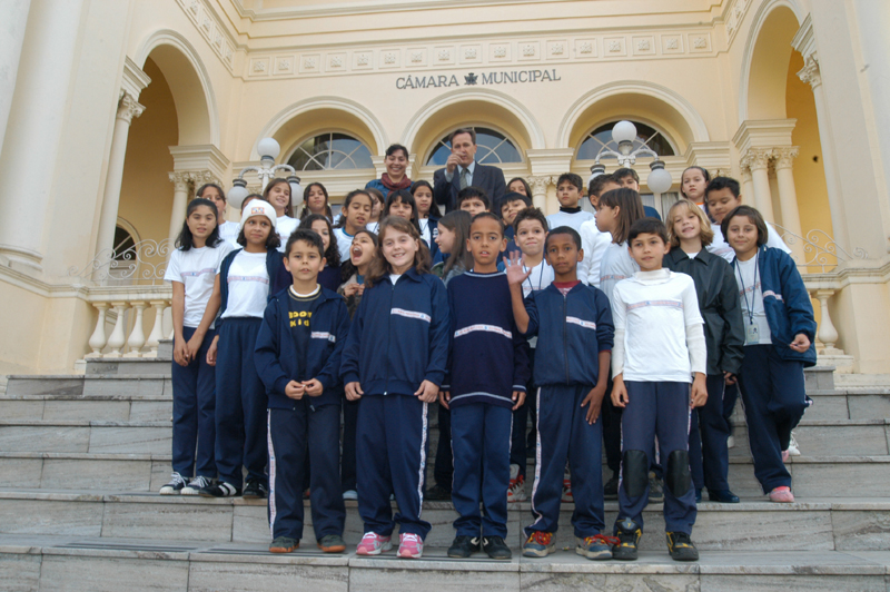 Alunos assistem sessão plenária  