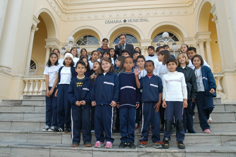 Alunos assistem sessão plenária  