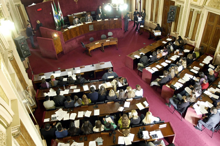 Alunos de Direito participam de sessão simulada na Câmara 