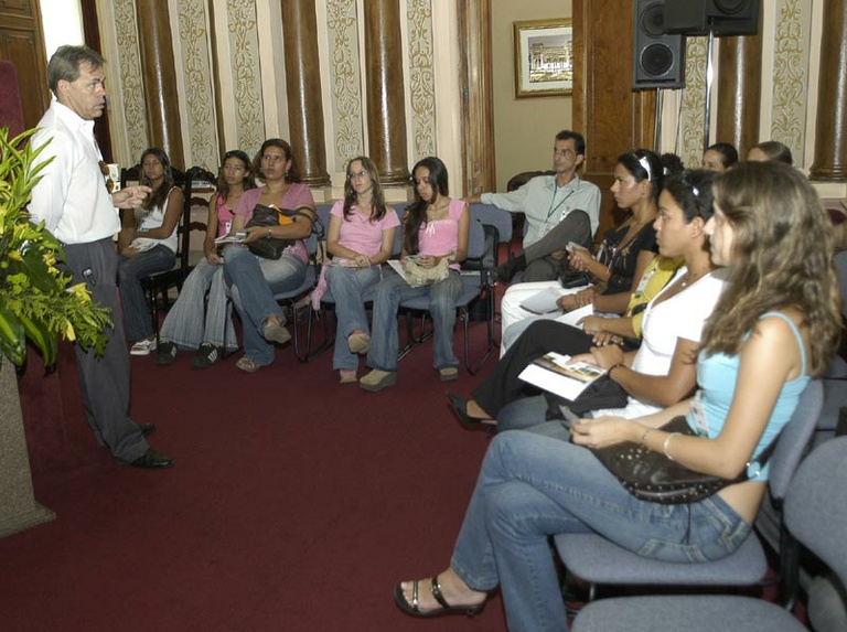 Alunos de liceu visitam a Câmara 