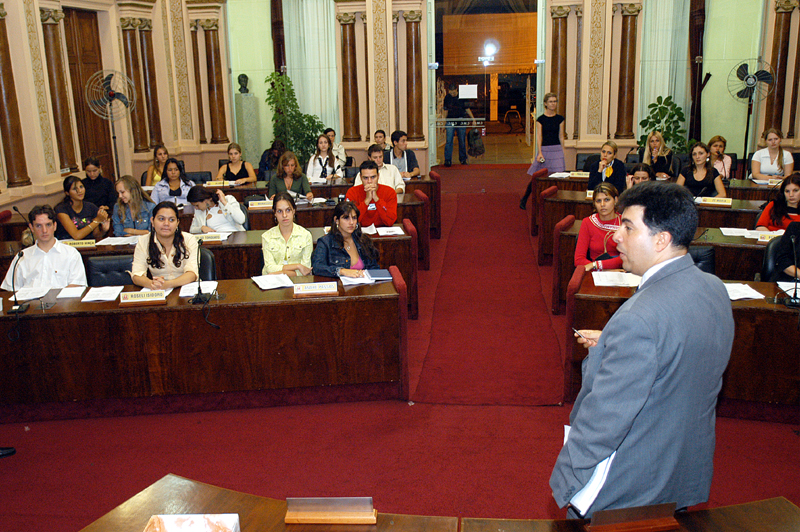 Alunos de turismo tomam assento de vereadores 