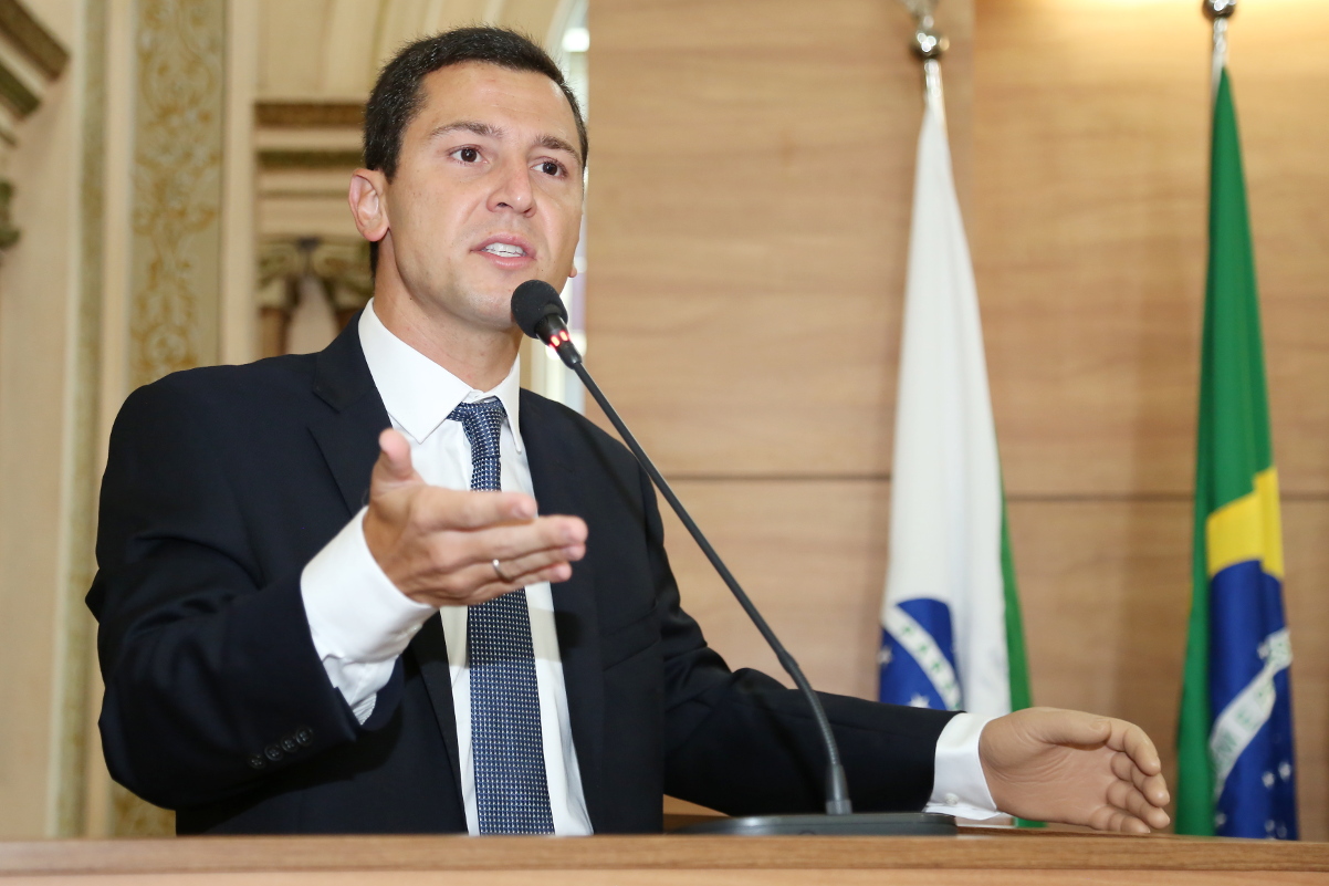 Alunos do ensino fundamental poderão aprender Libras