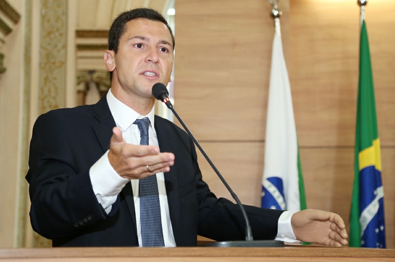 Alunos do ensino fundamental poderão aprender Libras