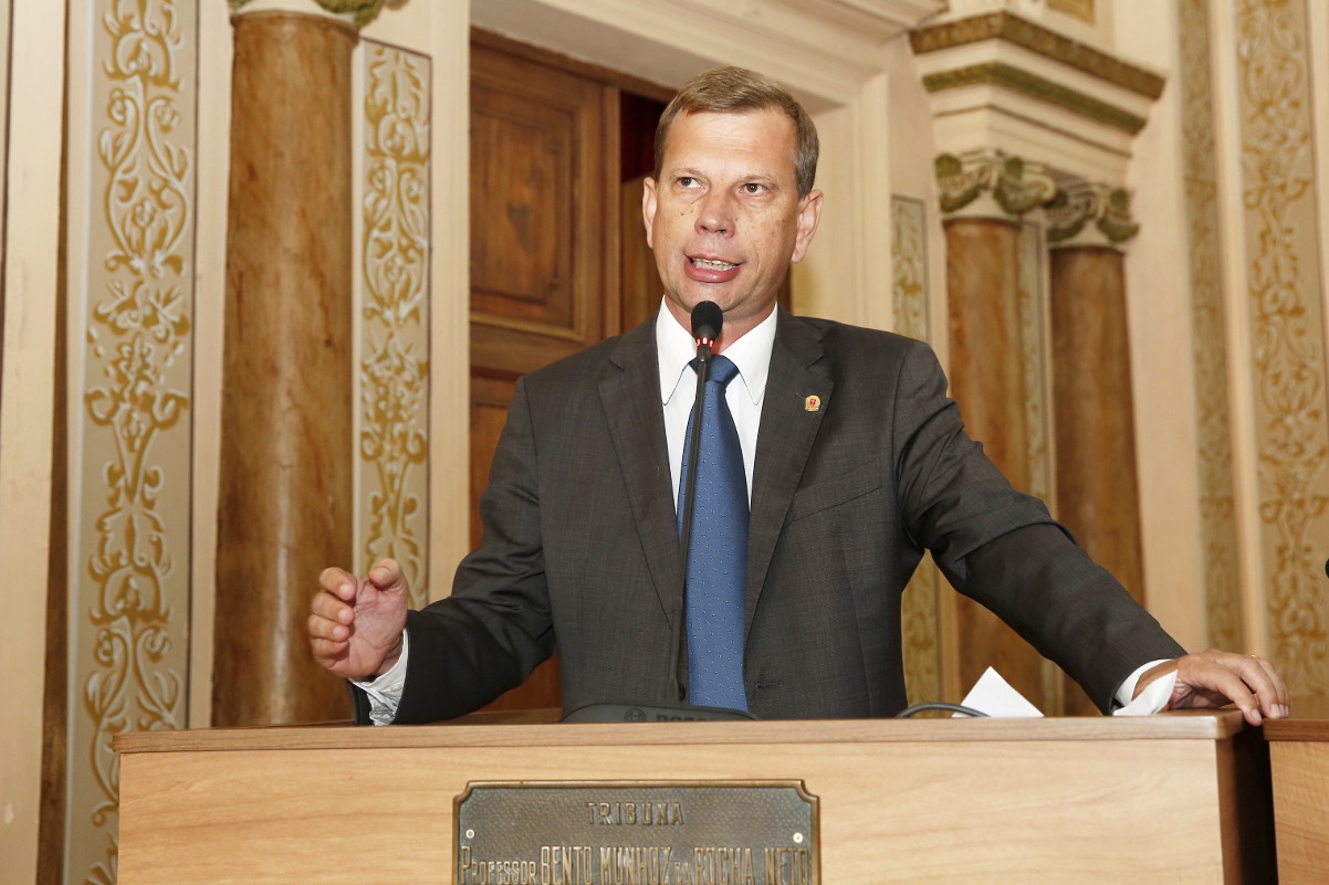 Alunos do projeto Futuro e Vida se apresentam na Tribuna Livre