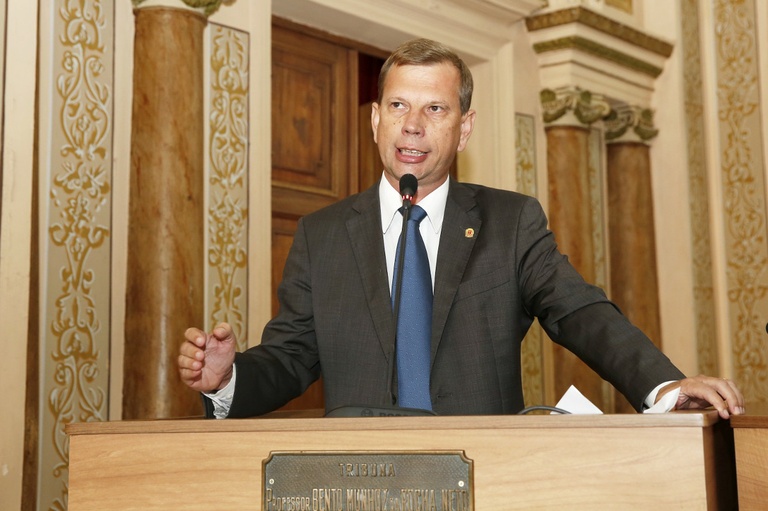 Alunos do projeto Futuro e Vida se apresentam na Tribuna Livre