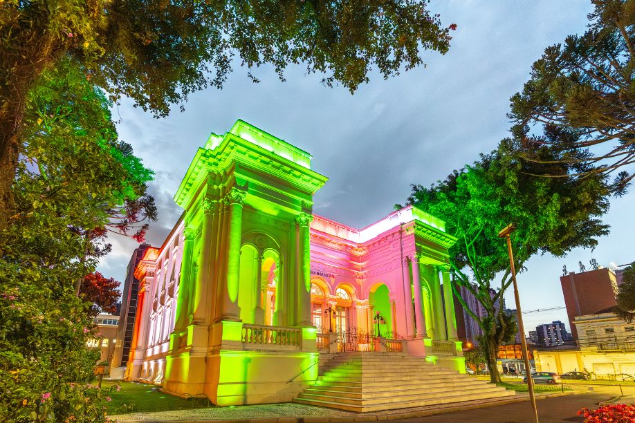 Aniversário de 332 anos de Curitiba ilumina a Câmara Municipal