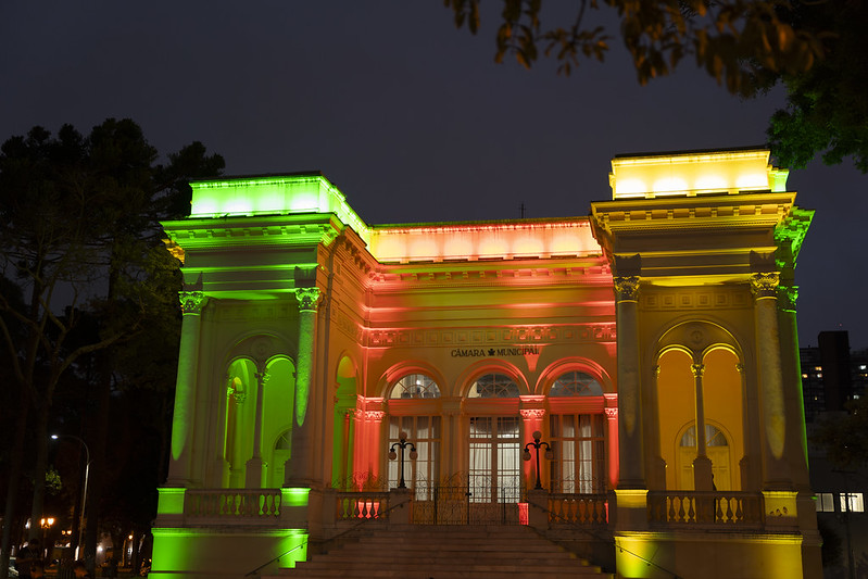 Apoio ao Rio Grande do Sul: sede da Câmara de Curitiba é iluminada
