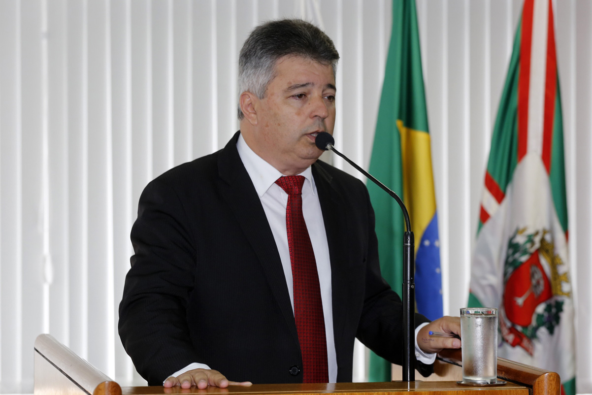 Aprovada cidadania honorária ao padre João Batista Chemin