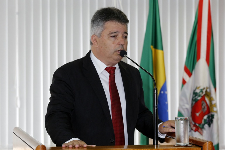 Aprovada cidadania honorária ao padre João Batista Chemin