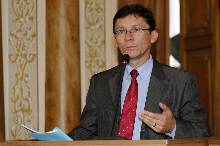 Aprovada inclusão da bandeira na identificação de bens públicos