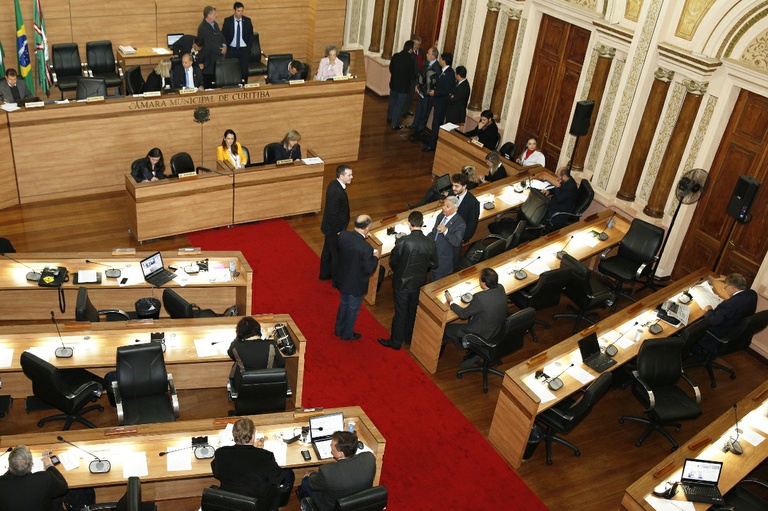 Aprovada proibição de vender bebida para pessoas armadas