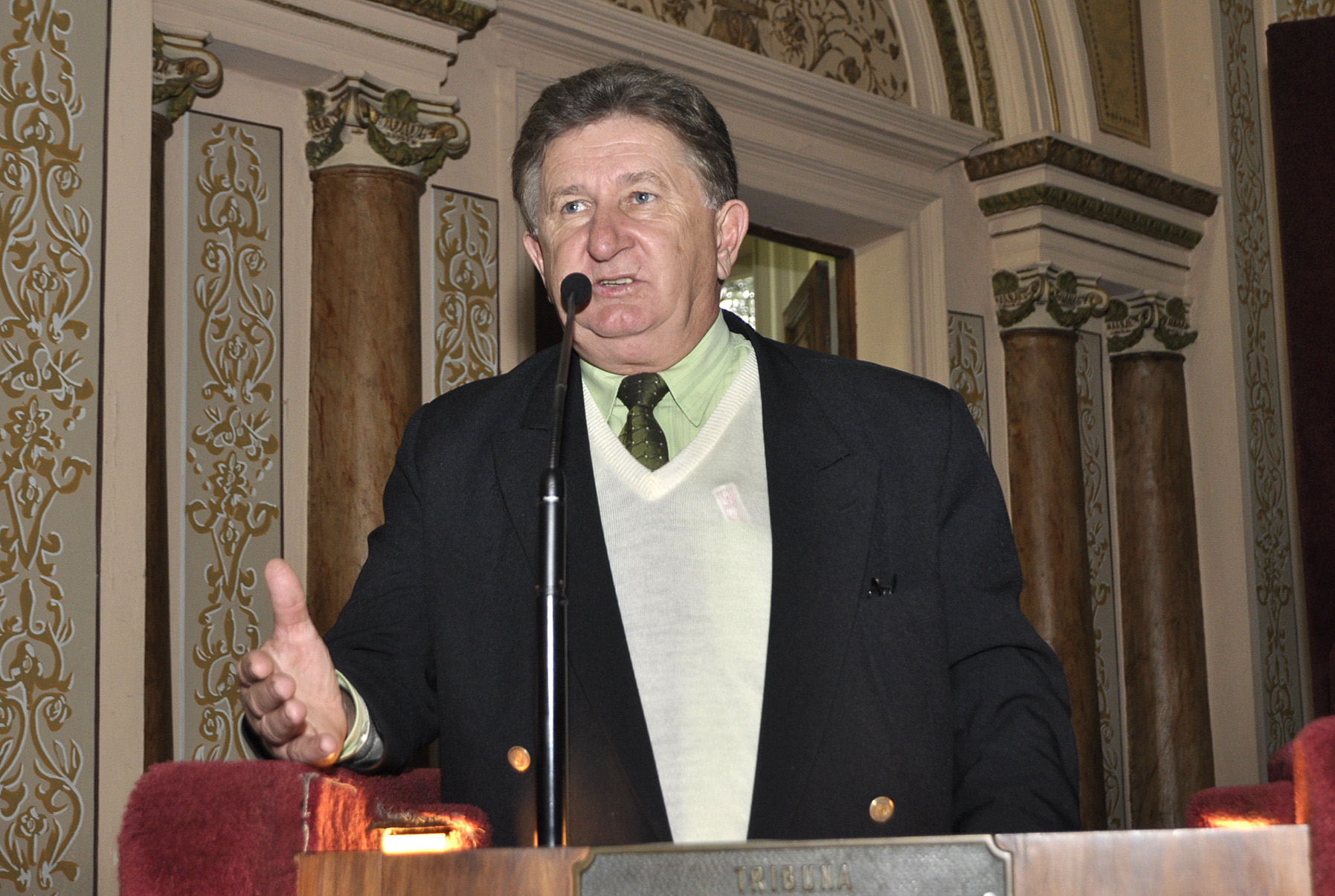 Aprovada proibição do uso de celular em bancos 