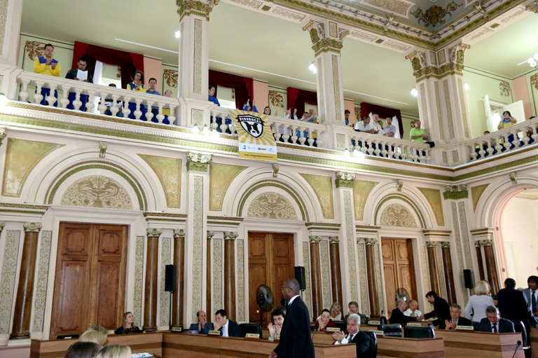 Aprovadas normas para proteger trabalhadores do ataque de cães