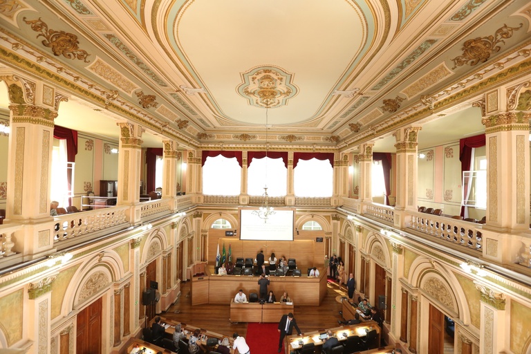 Aprovadas sugestões para idosos, pedestres e passagem de nível