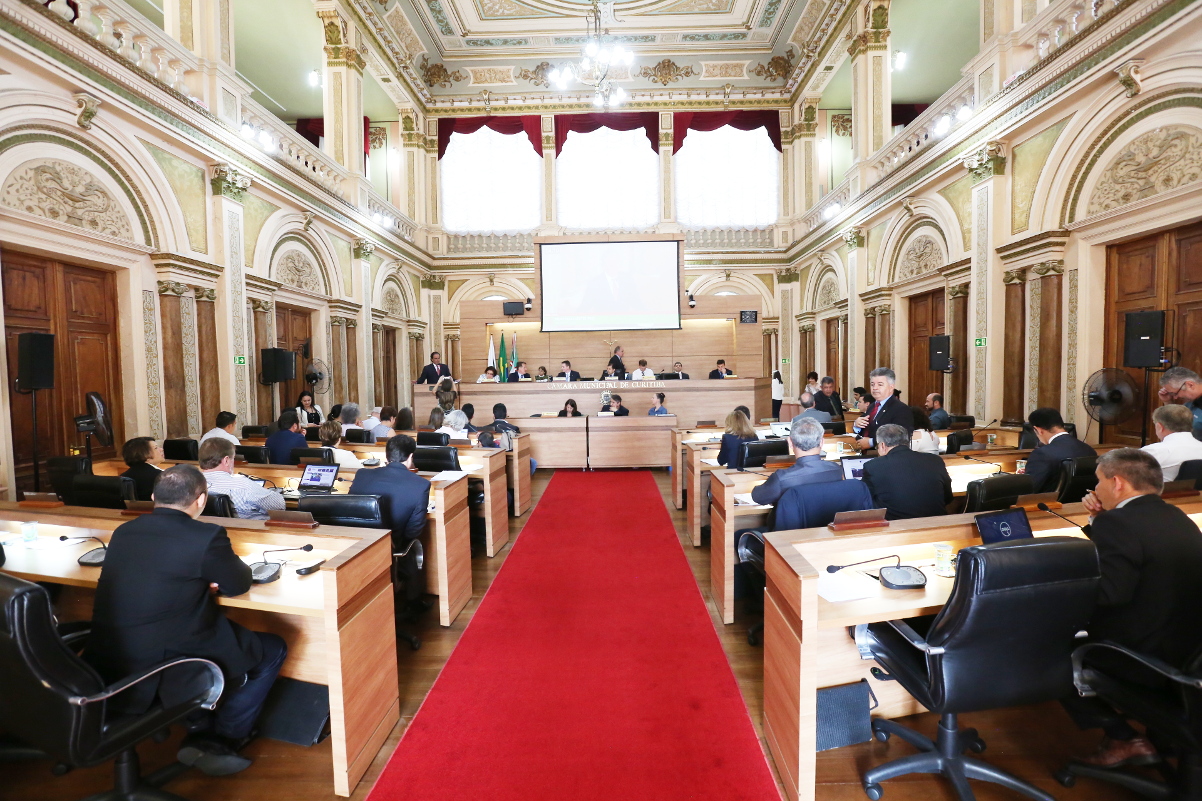 Aprovadas urgências para compra de terrenos da Urbs e revisão do ISS