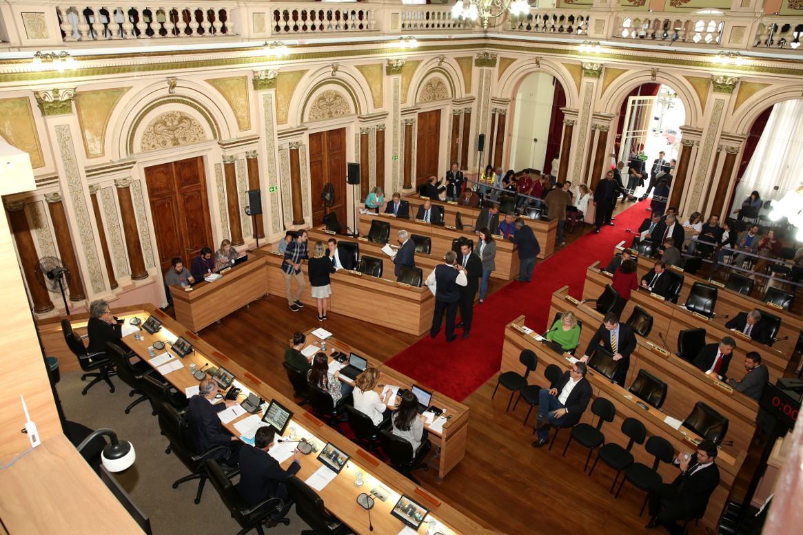 Aprovado, nivelamento de bueiros depende de sanção do Executivo